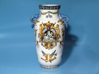 Vase im Renaissancestil. Gien, um 1920 