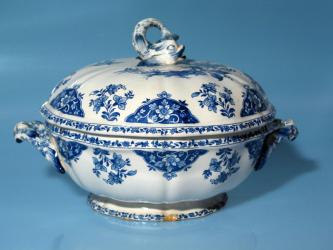 Schüssel mit Deckel. Gien, um 1920 