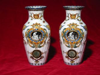 Paar Vasen im Renaissancestil. Gien, um 1920 