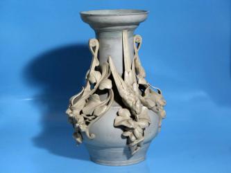 Vase mit Vogelfigur. Mettlach, um 1860 