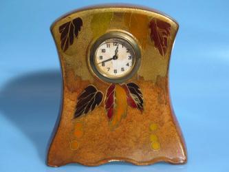 Uhr mit Keramikgehäuse. England frühes 20. Jahrhundert 