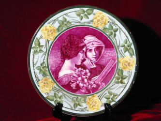 Bemalter Fayenceteller. Frankreich, dat. 1908 