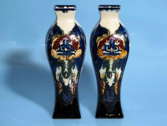 Paar Fayencevasen. Neu-Rozenburg, um 1920 