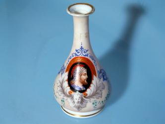 Bemalte Glasflasche. Um 1870 