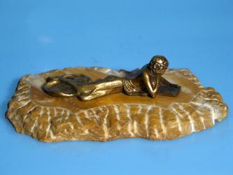 Briefbeschwerer mit Lesender. 1920-1940 