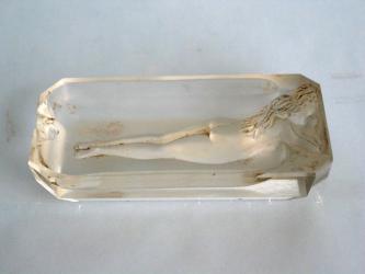 Glasschale mit plastischem Frauenakt. Um 1925 