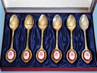 Sechs Löffel mit Porzellaneinlage 