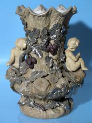 Schwere Reliefvase. Mettlach, um 1860 