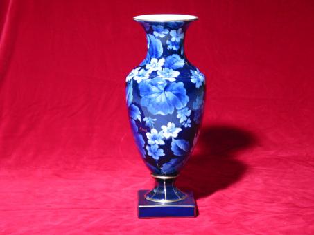 Vase mit Blumenmalerei. 1880-1900 