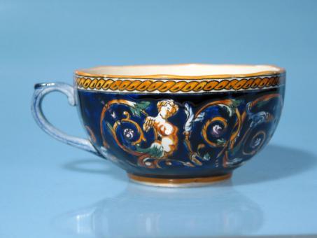 Große Renaissancestil-Tasse. Gien, um 1940 