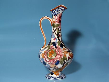 Vase in Krugform mit Blumenmalerei. Gien, um 1960 