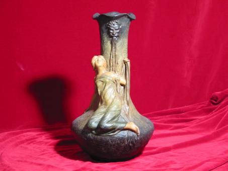 Vase mit Frauenfigur. Um 1900 