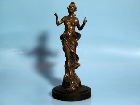 Frauenfigur. 1. Hälfte 20. Jahrhundert 