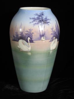 Schwanenvase. Um 1905 