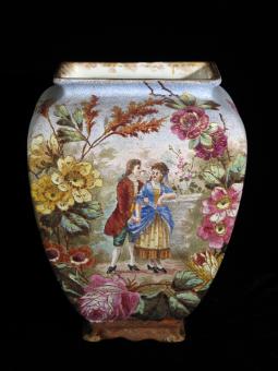 Keramikvase mit Rokokopaar. F. A. Mehlem um 1890 