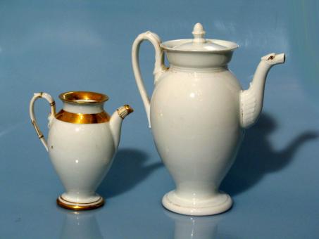 Biedermeier-Teekanne und Sahnegießer. Meissen, um 1820 