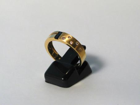 Goldring mit Brillanten und Saphir 