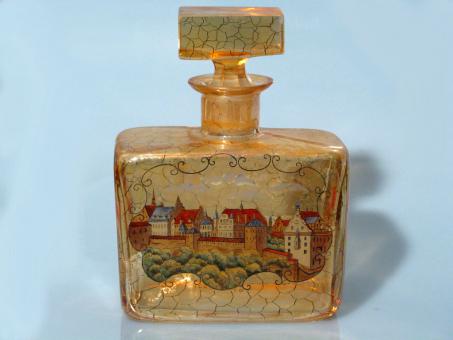 Likörflasche mit vier Gläsern. Böhmen um 1880 