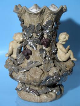 Schwere Reliefvase. Mettlach, um 1860 